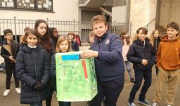 FND Recycling School Material : élèves de CM2 et de l'ARE Anglais+ de Fénelon Notre-Dame à La Rochelle recyclant du matériel scolaire avec TerraCycle.