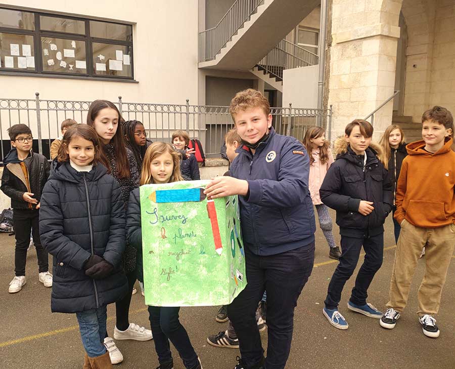 FND Recycling School Material : élèves de CM2 et de l'ARE Anglais+ de Fénelon Notre-Dame à La Rochelle recyclant du matériel scolaire avec TerraCycle.