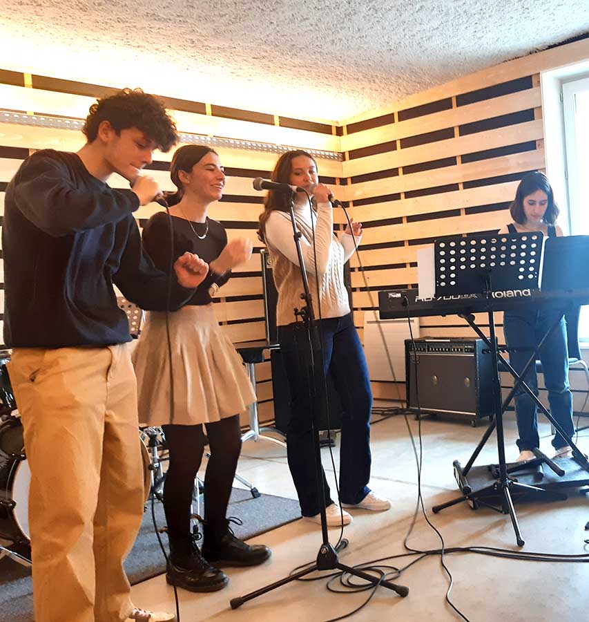 Le groupe Playground a été sélectionné pour représenter le lycée Fénelon Notre-Dame lors du concert de l'Hissé'ô à la Sirène le 3 juin 2022.