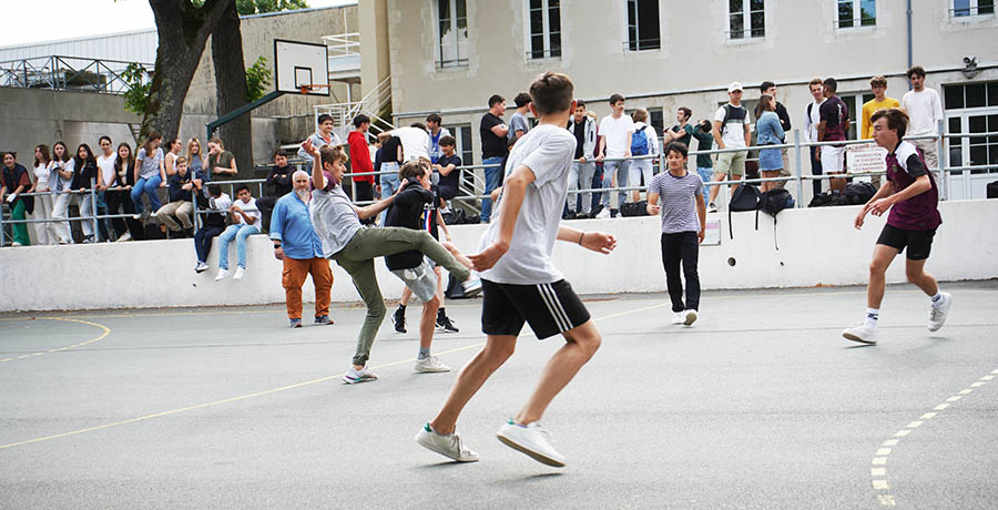 Collégiens et lycéens de Fénelon Notre-Dame à La Rochelle se réunissent chaque matin, pendant le temps de la récréation, pour faire du foot.