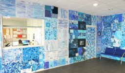 Exposition "Il fait bleu" dans le hall de l'école Fénelon Notre-Dame de La Rochelle