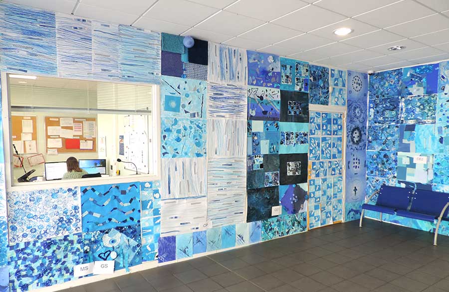 Exposition "Il fait bleu" dans le hall de l'école Fénelon Notre-Dame de La Rochelle