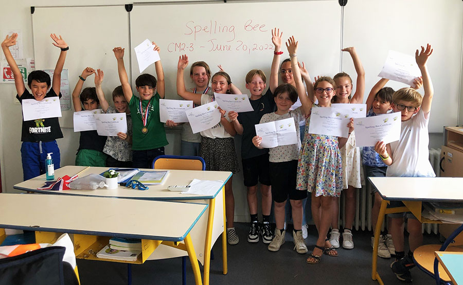 Lors d’un cours de Filière Internationale avec leur professeur Élise Lees-Cantel, les élèves de CM1 (groupe 2) et de CM2 (groupes 3 et 4) de l’école Fénelon Notre-Dame de Lagord ont participé à un Spelling bee.