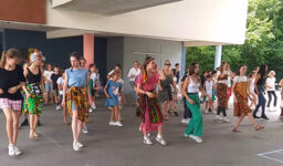Les collégiennes inscrites en Filière Internationale à Fénelon Notre-Dame ont appris une danse d'Afrique du Sud aux écoliers et écolières.