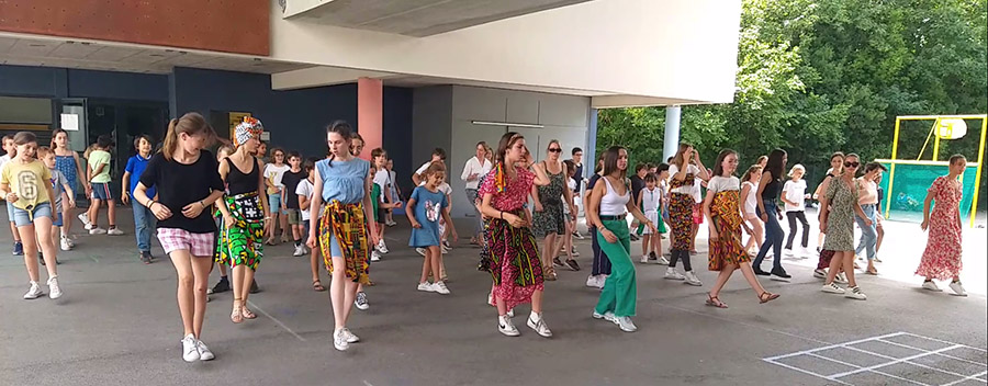 Les collégiennes inscrites en Filière Internationale à Fénelon Notre-Dame ont appris une danse d'Afrique du Sud aux écoliers et écolières.