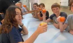 Bénéficiant de la chaleur persistante, les élèves se sont installés dans le jardin de l’Internat de Fénelon Notre-Dame pour leur soirée plancha