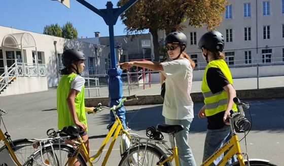 Bien courageuses, les collégiennes de l’Internat de Fénelon Notre-Dame sont parties à vélo sur l’île de Ré pour faire du Paddle.