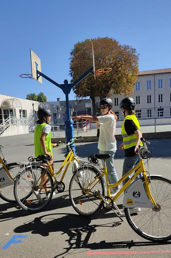 Bien courageuses, les collégiennes de l’Internat de Fénelon Notre-Dame sont parties à vélo sur l’île de Ré pour faire du Paddle.