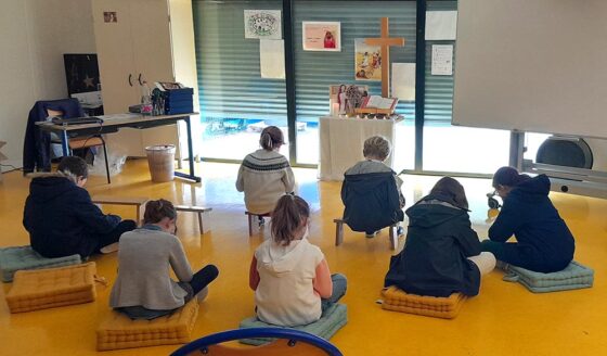 À l’école Fénelon Notre-Dame de La Rochelle, nos élèves volontaires de CM1-CM2 participent à un temps de prière un mardi sur deux.