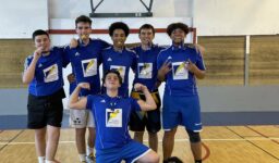 Les cadets de l'équipe de basket-ball du Lycée Fénelon Notre-Dame de La Rochelle sont champions départementaux.