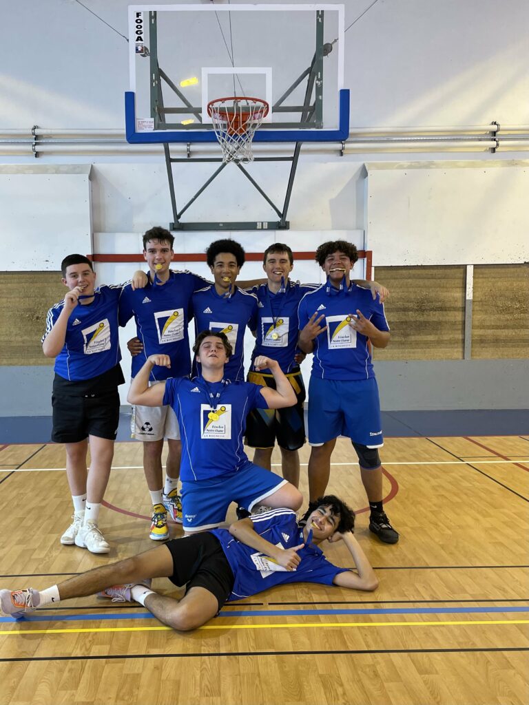 Les cadets de l'équipe de basket-ball du Lycée Fénelon Notre-Dame de La Rochelle sont champions départementaux.
