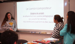 Les élèves du CAP ATMFC du Lycée professionnel Fénelon Notre-Dame de La Rochelle ont présenté à leurs professeurs un diaporama mettant en valeur leur lombricomposteur.