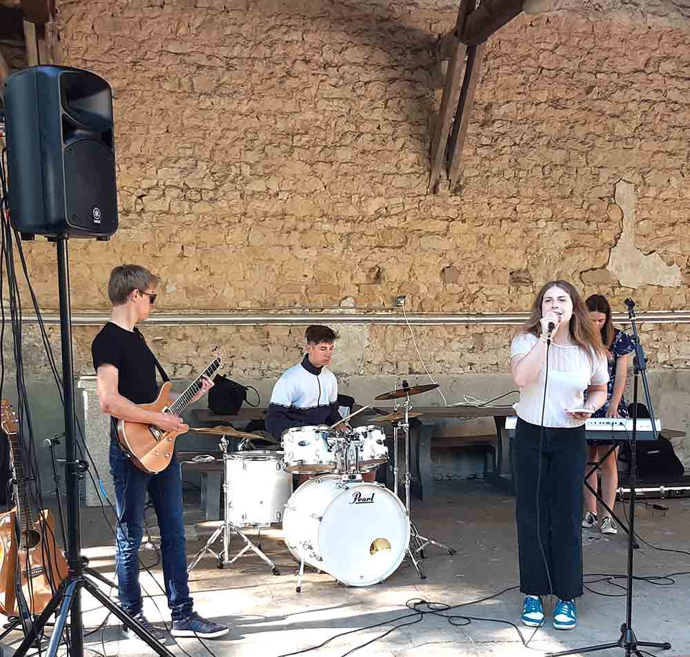 Avant l'Hissé'ô à la Sirène, le groupe Hot Wave (baptisé précédemment Artbeat)a donné son 1er concert au Lycée Fénelon Notre-Dame de La Rochelle.