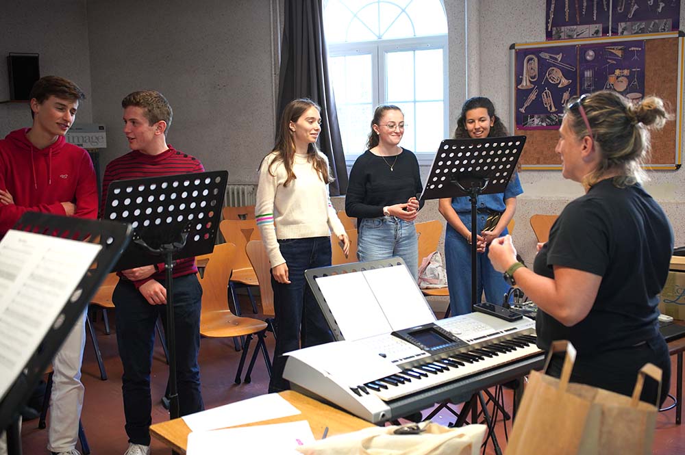 Des lycéens s'engagent pour faire de la musique et chanter ensemble lors des messes et célébrations du Secondaire à Fénelon Notre-Dame à La Rochelle.