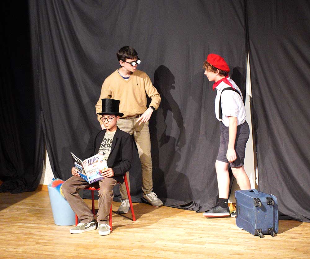 Les élèves de 4e-3e, inscrits dans l’ACF Théâtre du Collège Fénelon Notre-Dame de La Rochelle, ont donné une représentation théâtrale intitulée « Drôles de moments ».