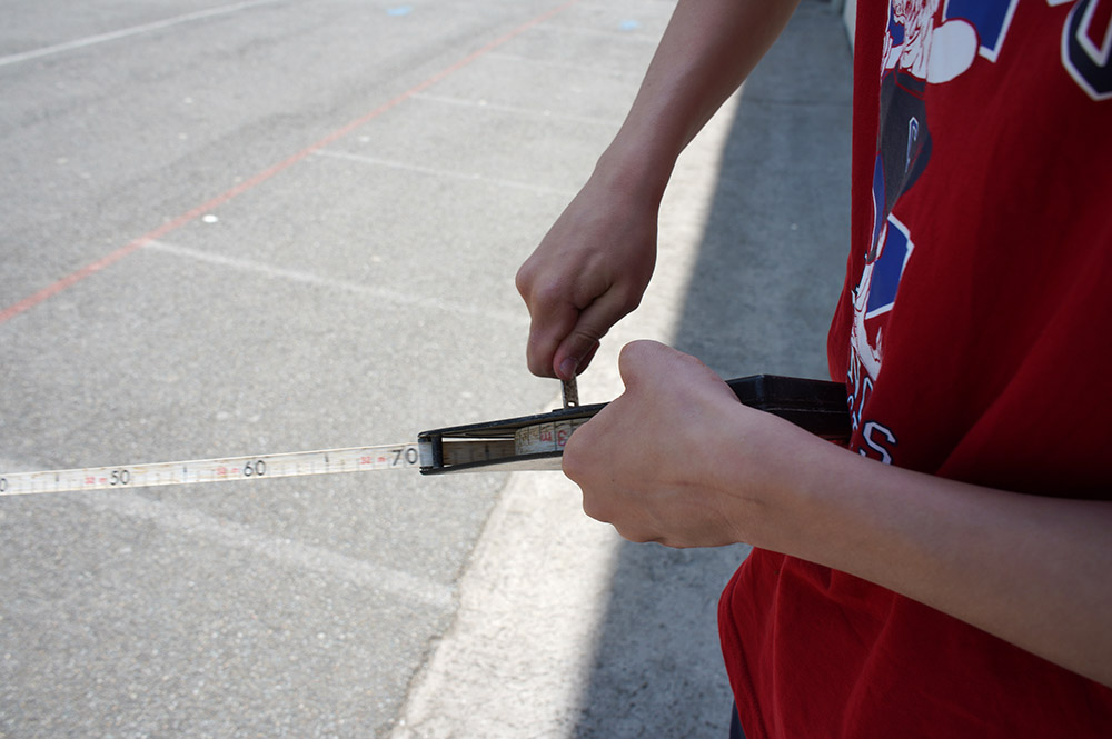 Au sein du dispositif ULIS au Collège Fénelon Notre-Dame de La Rochelle, les jeunes en situation de handicap ont appris à se servir des outils de mesure (TP de mathématiques).
