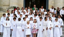 Le 18 juin 2023, en la cathédrale Saint-Louis de La Rochelle, 37 élèves de 6e/5e du Collège Fénelon Notre-Dame ont célébré leur Profession de Foi.