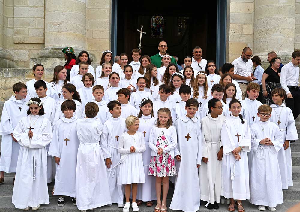 Le 18 juin 2023, en la cathédrale Saint-Louis de La Rochelle, 37 élèves de 6e/5e du Collège Fénelon Notre-Dame ont célébré leur Profession de Foi.