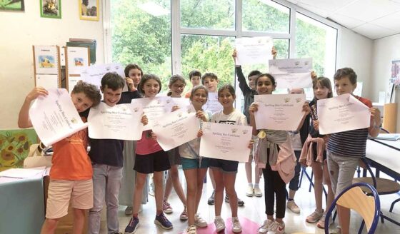À l’école Fénelon Notre-Dame de La Rochelle, les élèves de CM1-CM2 du Programme d’Éducation Internationale (Cambridge School) ont participé à une compétition sur le modèle du concours Spelling Bee.