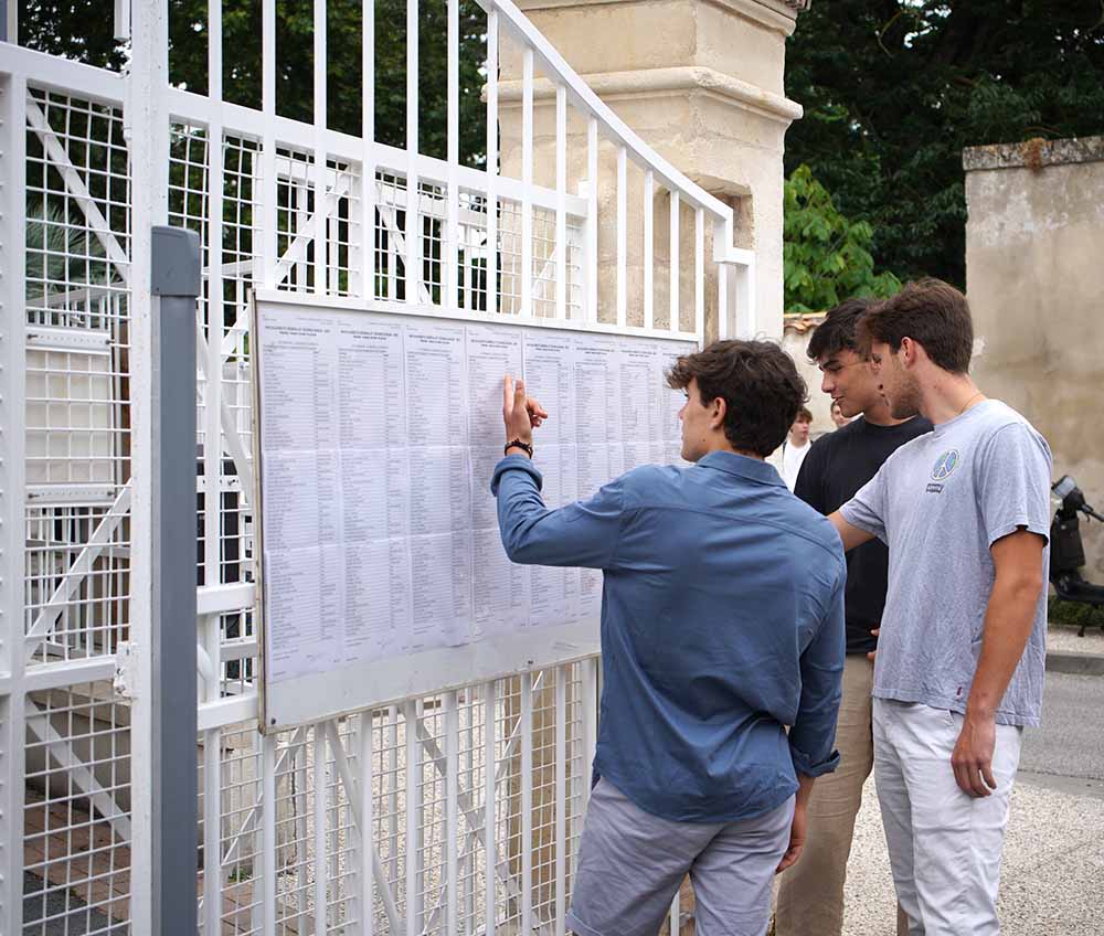 Les jeunes de Terminale se pressaient ce matin à l’entrée du Lycée Fénelon Notre-Dame de La Rochelle car les résultats du Baccalauréat venaient d’être affichés !