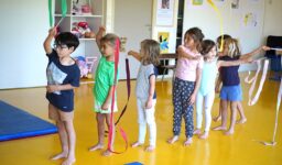 Spectacle de cirque : activité de loisirs de la pause méridienne réservée aux enfants de Maternelle à l'école Fénelon Notre-Dame de La Rochelle.