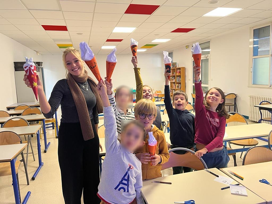 Emma, bénévole allemande de l'OFAJ, initie à la langue allemande les enfants du P'tit Club du Mercredi à l'école Fénelon Notre-Dame de La Rochelle.