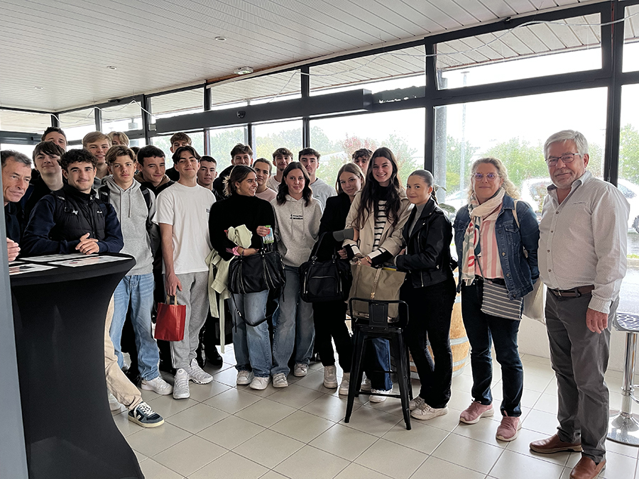 Les élèves de Terminale Bac Techno STMG du Lycée Fénelon Notre-Dame de La Rochelle ont visité l'entreprise ®Aux délices de Landrais à Le Thou.