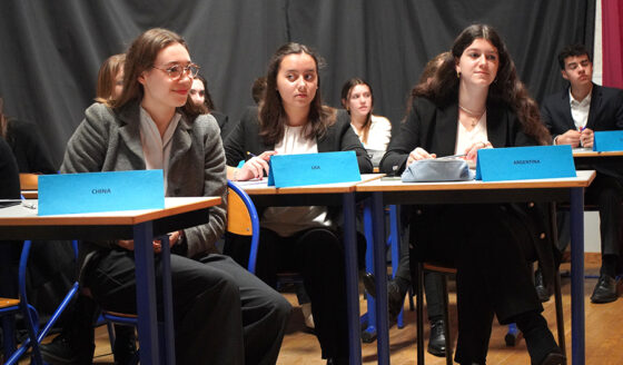 Mini-congrès du club MUN du Lycée Fénelon Notre-Dame de La Rochelle : sur le modèle de l’ONU, nos jeunes représentent chacun un pays.
