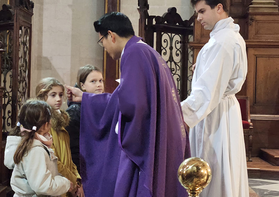 À la cathédrale Saint-Louis de La Rochelle a eu lieu une messe de lancement de la Première des Communions avec des étapes de Baptême pour plusieurs enfants des écoles Fénelon Notre-Dame de La Rochelle et de Lagord