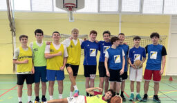 Une rencontre de basket a permis à nos équipes « Cadets » et « Juniors » du Lycée Fénelon Notre-Dame de La Rochelle de se mettre en valeur.