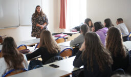 Les élèves de Terminale du Bac Pro ASSP du Lycée Fénelon Notre-Dame de La Rochelle accueillent des étudiants, des formatrices et des professionnels lors de rencontres orientation.