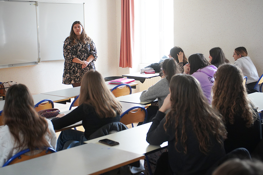 Les élèves de Terminale du Bac Pro ASSP du Lycée Fénelon Notre-Dame de La Rochelle accueillent des étudiants, des formatrices et des professionnels lors de rencontres orientation.