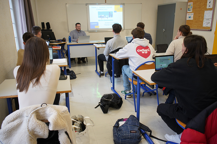 Sur le Campus Fénelon – Enseignement supérieur de La Rochelle, les étudiants en BTS MCO étudient le chapitre « Animer l’équipe commerciale », un axe majeur de leur cursus.