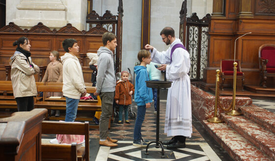 Toute la communauté professionnelle, les familles, les élèves de l’Ensemble scolaire Fénelon Notre-Dame de La Rochelle ont été conviés en la cathédrale Saint-Louis à la Messe des Cendres, où ils ont été encouragés à pratiquer un jeûne sacré.