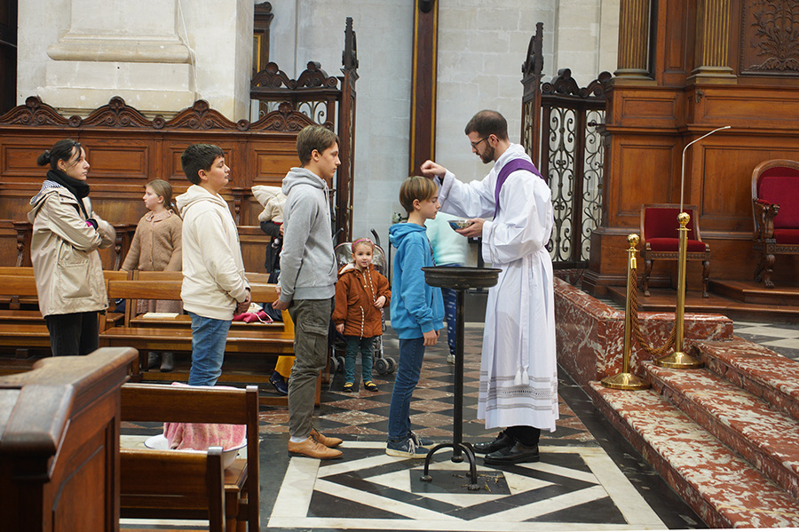Toute la communauté professionnelle, les familles, les élèves de l’Ensemble scolaire Fénelon Notre-Dame de La Rochelle ont été conviés en la cathédrale Saint-Louis à la Messe des Cendres, où ils ont été encouragés à pratiquer un jeûne sacré.