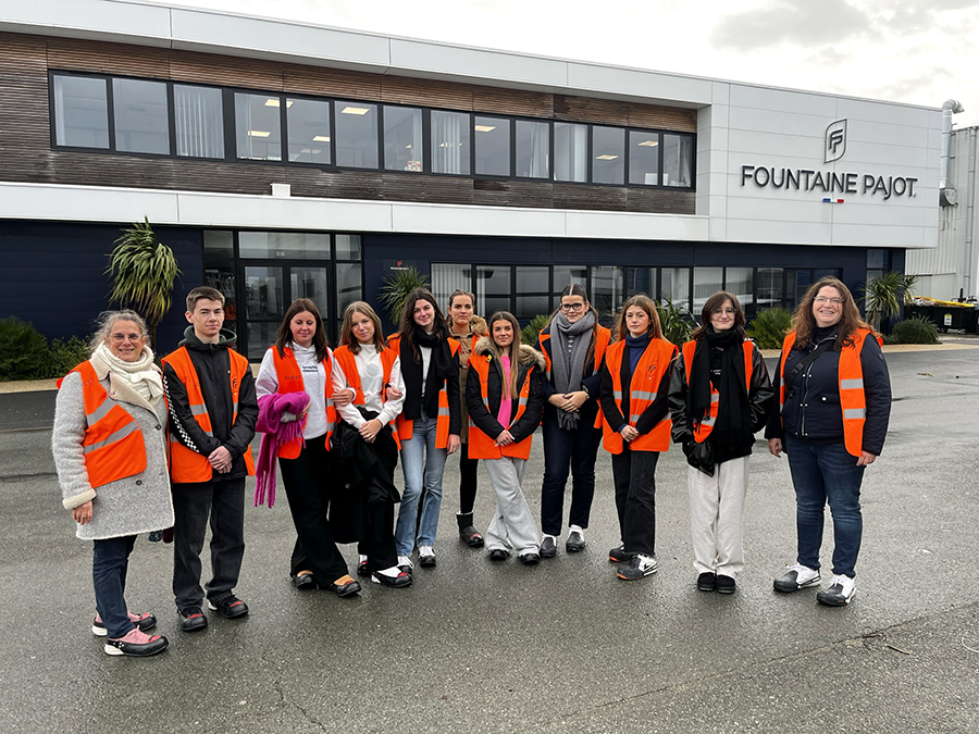 Les élèves de Terminale Bac Technologique STMG du Lycée Fénelon Notre-Dame de La Rochelle ont visité Fountaine Pajot à Aigrefeuille d'Aunis.