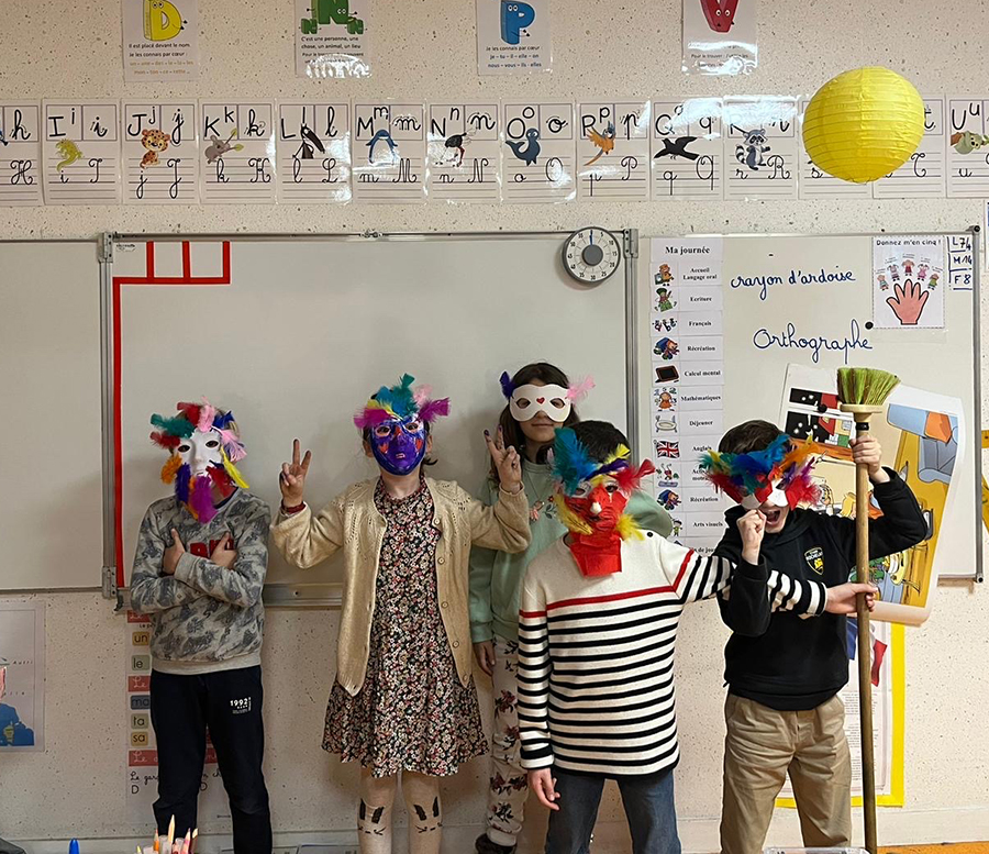 Animation d'une bénévole OFAJ : découverte du Karneval, le carnaval allemand, et confection de masques pour les enfants du Ptit Club du Mercredi à l'école Fénelon Notre-Dame de La Rochelle.