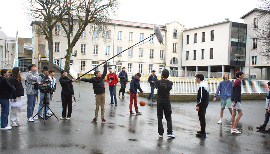 Le tournage du court-métrage pour FestiPREV a débuté mercredisur le terrain de basket du lycée Fénelon Notre-Dame de La Rochelle, en présence de l'éducatrice de Vie scolaire chargée de l'Animation Lycée et Post-Bac, ainsi que de Sallah de l'association Coolisses.