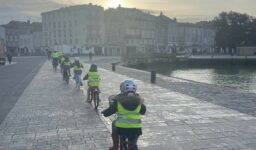 Une dizaine d'élèves de l’école Fénelon Notre-Dame de La Rochelle participe au CYCLOBUS, service de ramassage scolaire à vélo organisé par le Comité départemental de Cyclotourisme de Charente-Maritime et l’association rochelaise Vive le vélo.