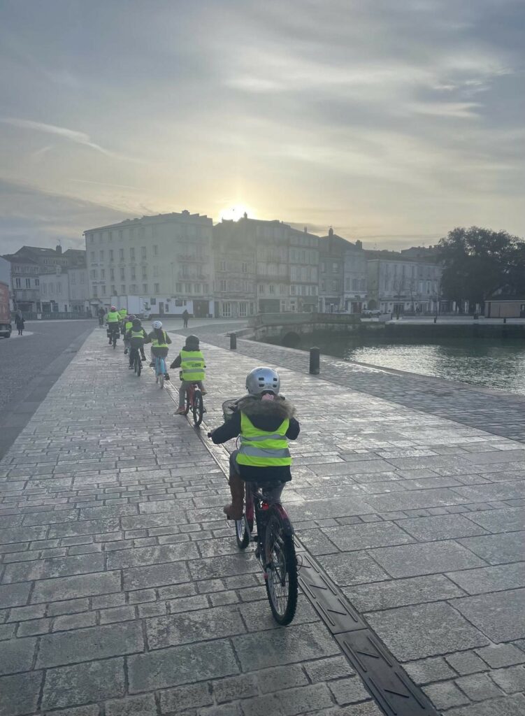 Une dizaine d'élèves de l’école Fénelon Notre-Dame de La Rochelle participe au CYCLOBUS, service de ramassage scolaire à vélo organisé par le Comité départemental de Cyclotourisme de Charente-Maritime et l’association rochelaise Vive le vélo.
