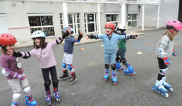 À l’école Fénelon Notre-Dame de La Rochelle, les cours de roller ont débuté pour nos élèves de Moyenne et de Grande Sections de Maternelle !