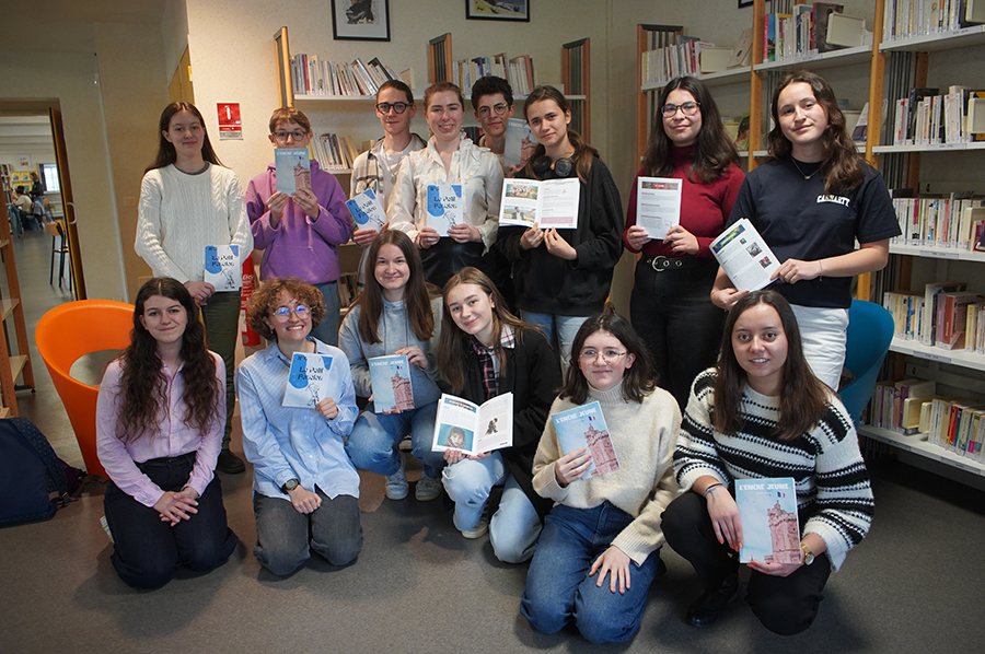 25 jeunes journalistes font vivre "Le Petit Fénelon", le journal qu’ils ont créé au Lycée général et technologique Fénelon Notre-Dame de La Rochelle, et participent au journal inter-lycées rochelais "L'Encre Jeune".