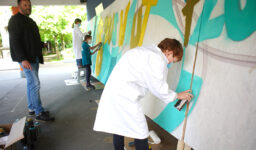 En CM2 à l'école Fénelon Notre-Dame de La Rochelle, début de la fresque en graffiti sur le thème du "dépassement de soi", sous la direction de l’artiste graffeur Drope.