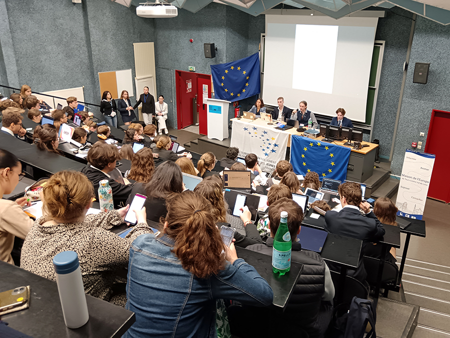 Du 17 au 20 mai, 8 jeunes de 1re du Lycée général Fénelon Notre-Dame de La Rochelle sont allés à Tours pour la session nationale du Parlement Européen des Jeunes. 