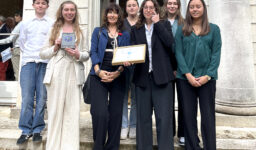 L'équipe du journal Le Petit Fénelon au Lycée Fénelon Notre-Dame de La Rochelle et de la publication inter-lycéenne L'Encre Jeune a reçu, à la Préfecture de Charente-Maritime, le Premier Prix collectif de l’Éducation citoyenne et la Médaille de l'Ordre National du Mérite.