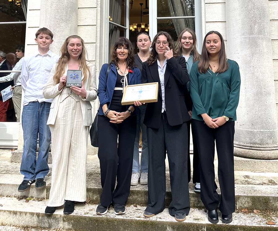 L'équipe du journal Le Petit Fénelon au Lycée Fénelon Notre-Dame de La Rochelle et de la publication inter-lycéenne L'Encre Jeune a reçu, à la Préfecture de Charente-Maritime, le Premier Prix collectif de l’Éducation citoyenne et la Médaille de l'Ordre National du Mérite.