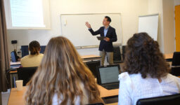 Sur le Campus Fénelon - Enseignement supérieur de La Rochelle, les étudiants en BTS Professions Immobilières reçoivent une formation complète en alternance, de la gestion de biens à la transaction !