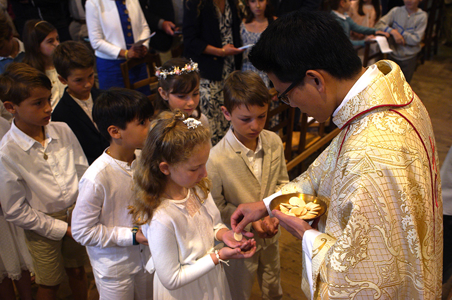 Ce week-end, pour les écoles Fénelon Notre-Dame de La Rochelle et de Lagord, 7 des 9 élèves du CE1 au CM2 qui avaient célébré le Baptême le samedi ont également vécu leur Première Communion le dimanche, en l’église Notre-Dame.