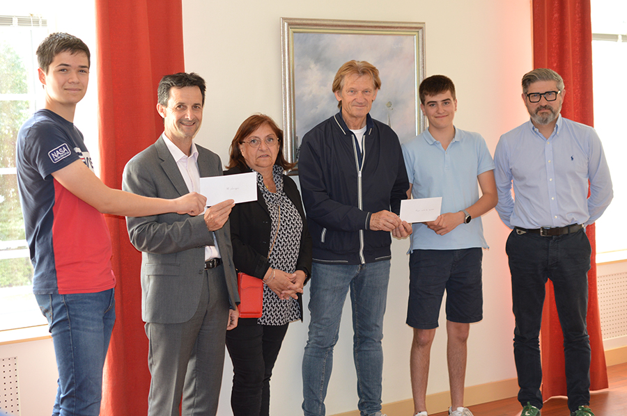 Suite au Cabaret solidaire de l'Ensemble scolaire Fénelon Notre-Dame de La Rochelle, en hommage à notre collègue Marie-Sophie, un chèque a été remis à M. Jean-Marie Piot, Président de la Ligue contre le Cancer de Charente-Maritime.