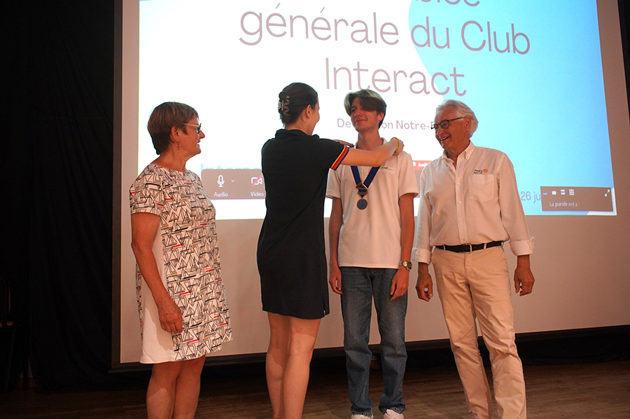 Lors de l'Assemblée Générale du Club Interact du Lycée Fénelon Notre-Dame de La Rochelle, passation de pouvoirs entre la présidente sortante, Émilie Bellaud, et le nouveau président, Arthur Regnouf de Vains.